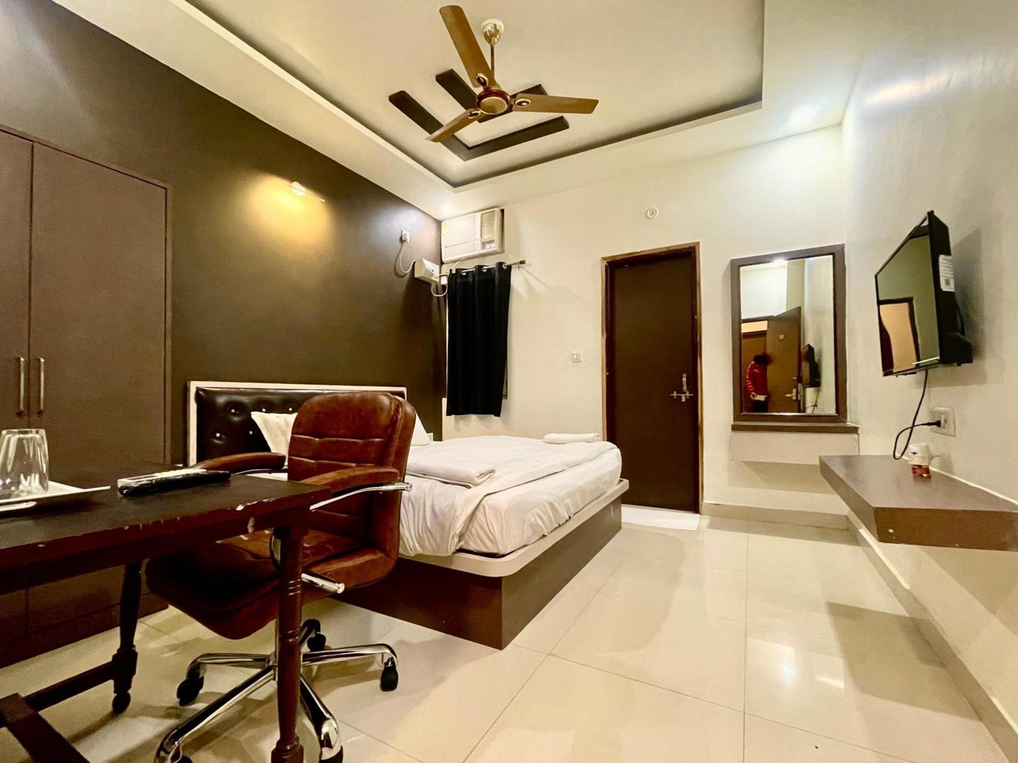 The White Canyon Hotel Варанаси Экстерьер фото